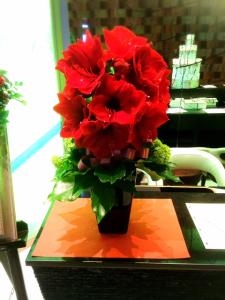 友人の結婚式の受付に赤いアマリリスのアレンジメントをお届けしました！！｜「国会花苑」　（東京都千代田区の花キューピット加盟店 花屋）のブログ