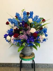 会社様の移転祝にブルー系アレンジメントをお届けしました！「国会花苑」（東京都千代田区の花屋）のギャラリー写真