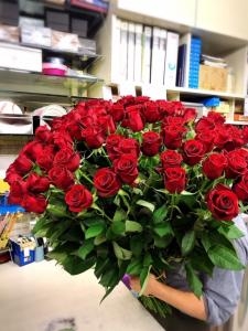 赤バラ７８本の花束…