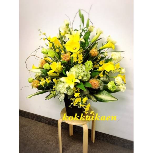 黄色い百合とカラーのアレンジメント